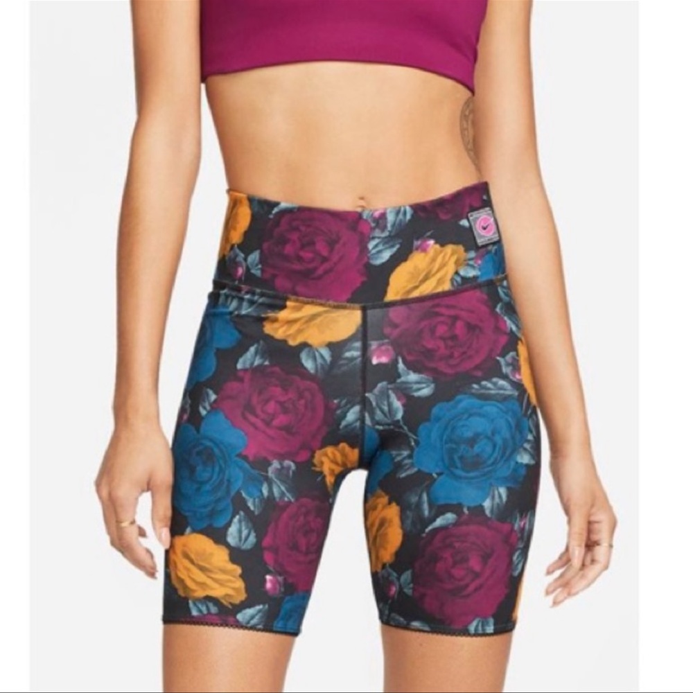 NWT Nike Women’s One Dri-FIT Icon Clash Mid-Rise Printed Training Shorts Black S